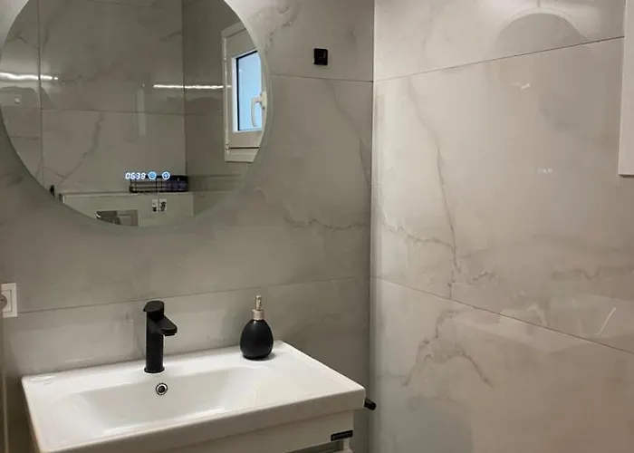 J&l דירה טריקלה